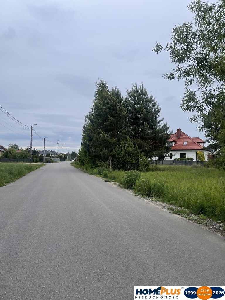 Działka 879 m² – media w drodze, las, SKM.