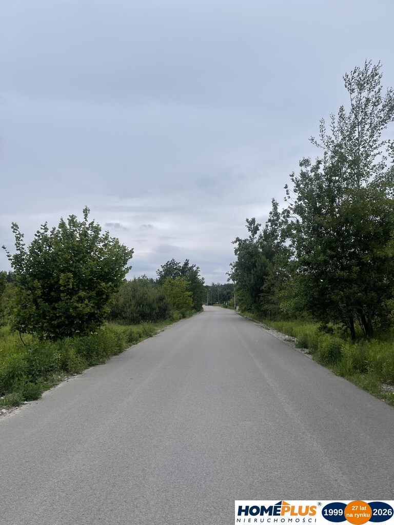 Działka 879 m² – media w drodze, las, SKM.