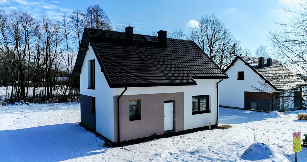 dom z dużymi przeszkleniami i potencjałem