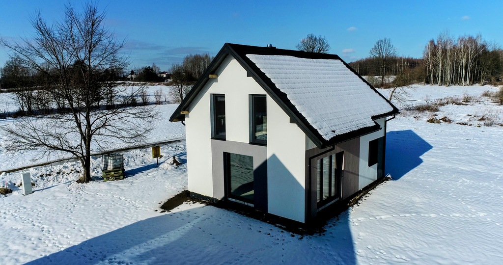 dom z dużymi przeszkleniami i potencjałem