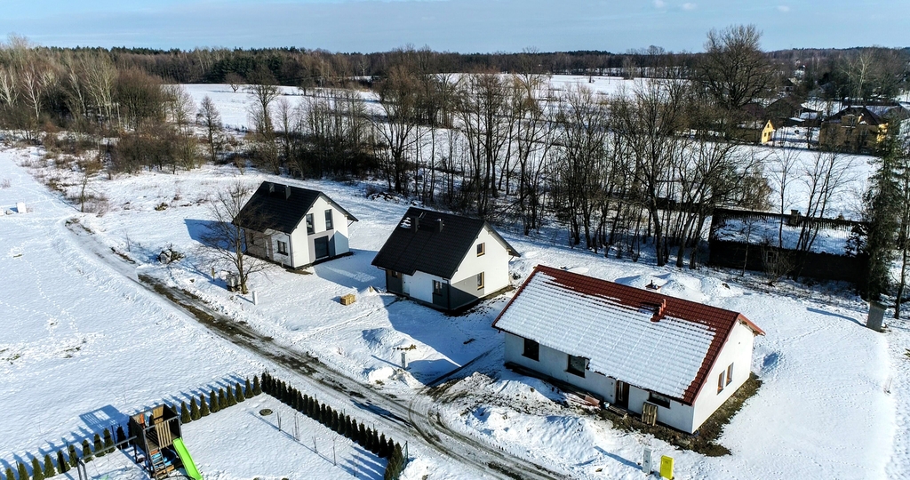 dom z dużymi przeszkleniami i potencjałem