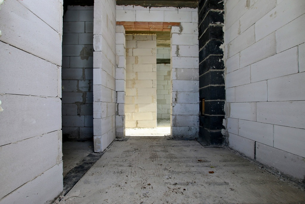 dom z dużymi przeszkleniami i potencjałem