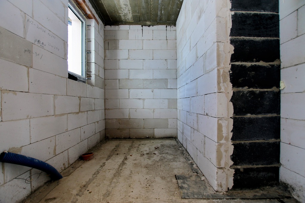 dom z dużymi przeszkleniami i potencjałem