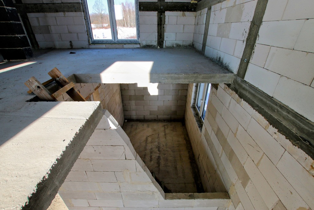 dom z dużymi przeszkleniami i potencjałem