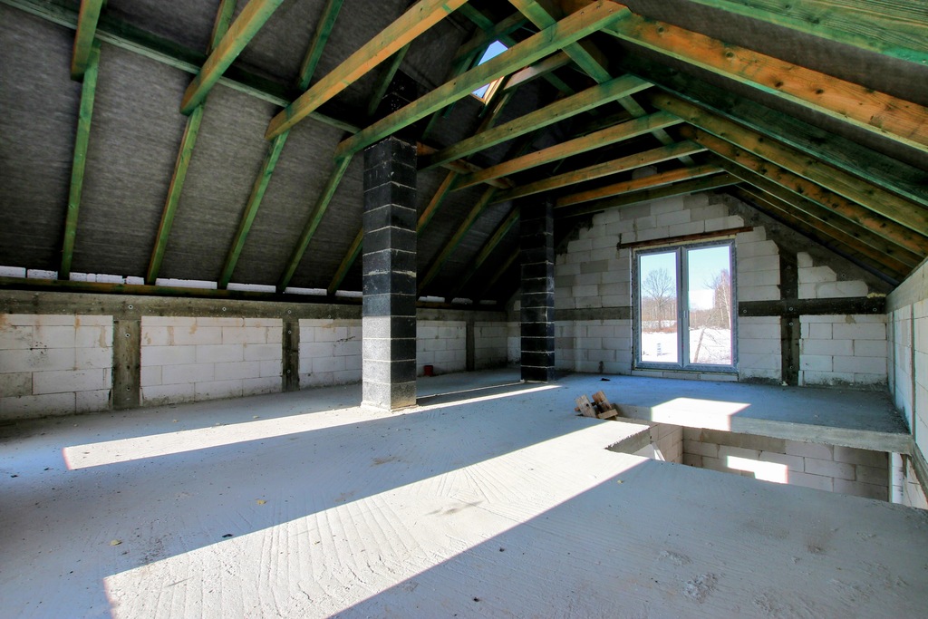 dom z dużymi przeszkleniami i potencjałem