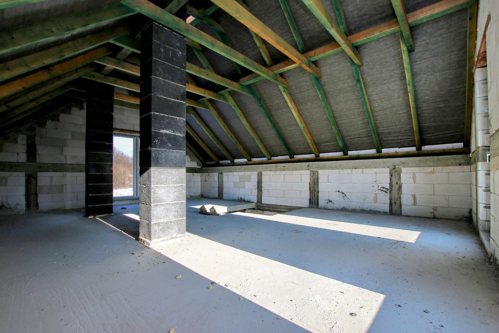 dom z dużymi przeszkleniami i potencjałem