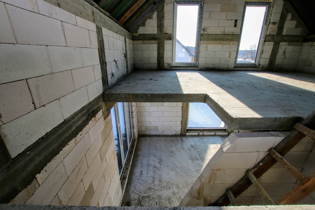 dom z dużymi przeszkleniami i potencjałem