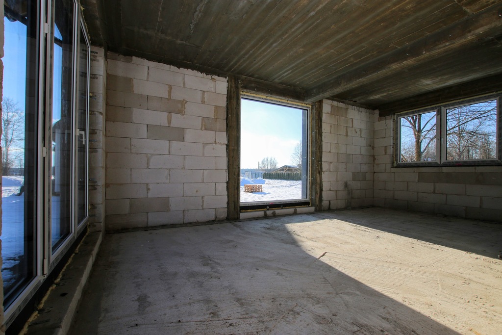 dom z dużymi przeszkleniami i potencjałem