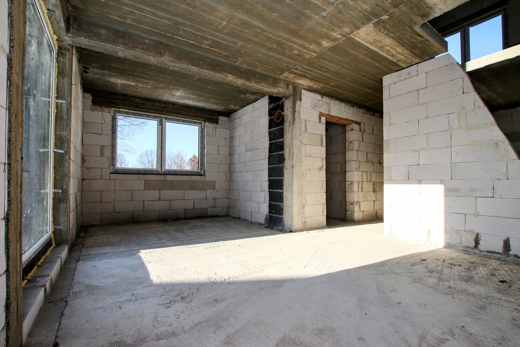 dom z dużymi przeszkleniami i potencjałem