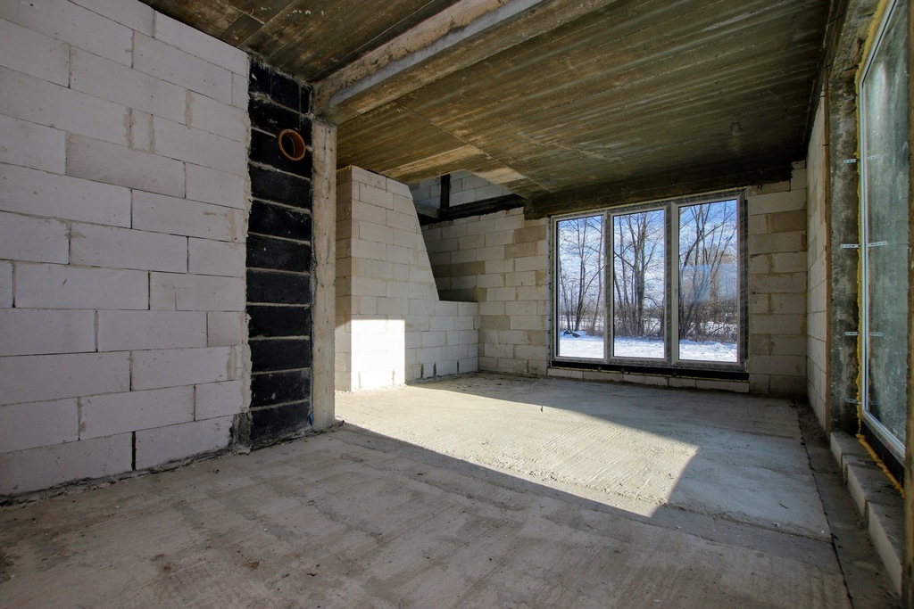 dom z dużymi przeszkleniami i potencjałem