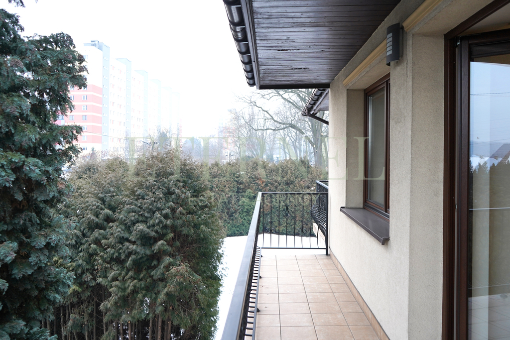 Dom dwupiętrowy z garażem ogrodem, strychiem 136m2