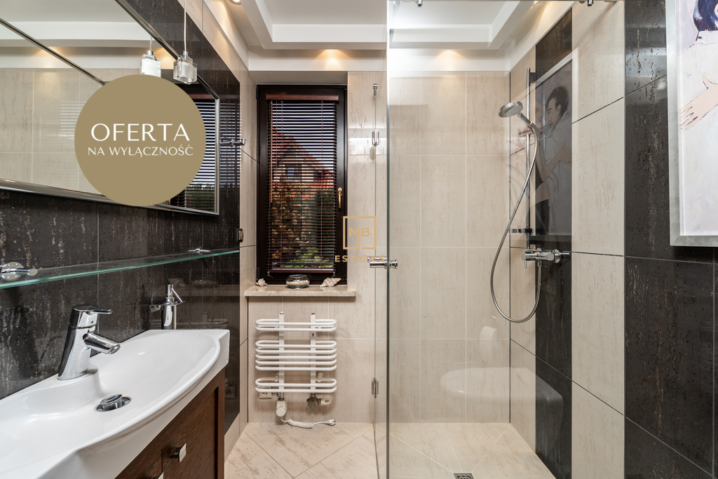 Dom wolnostojący na strzeżonym osiedlu.