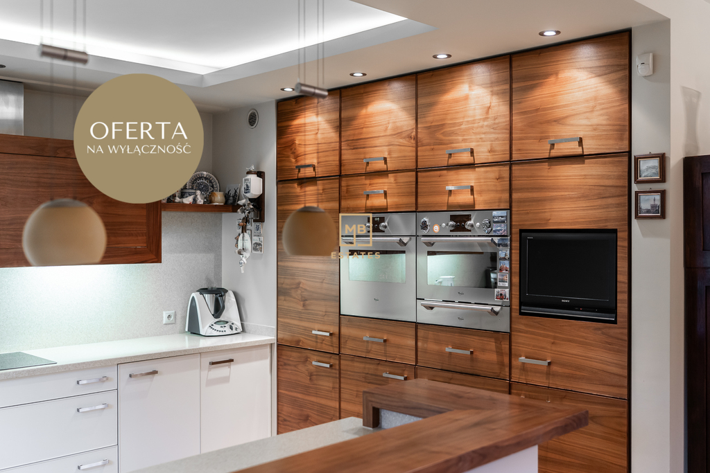 Dom wolnostojący na strzeżonym osiedlu.