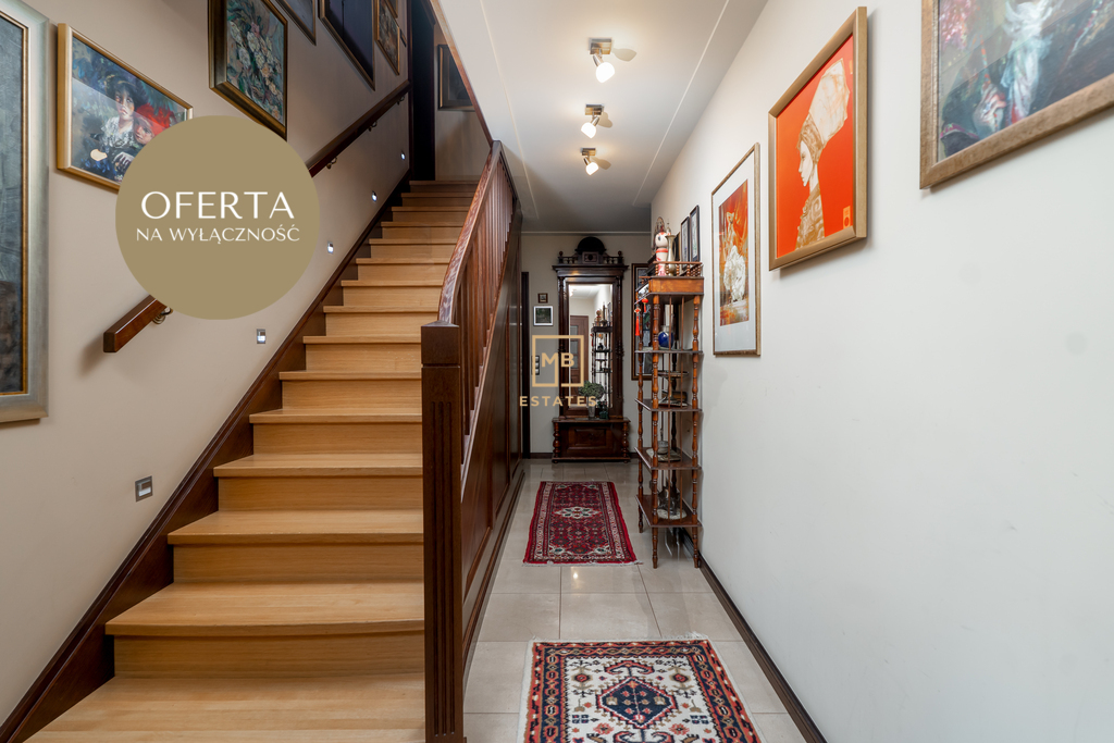 Dom wolnostojący na strzeżonym osiedlu.