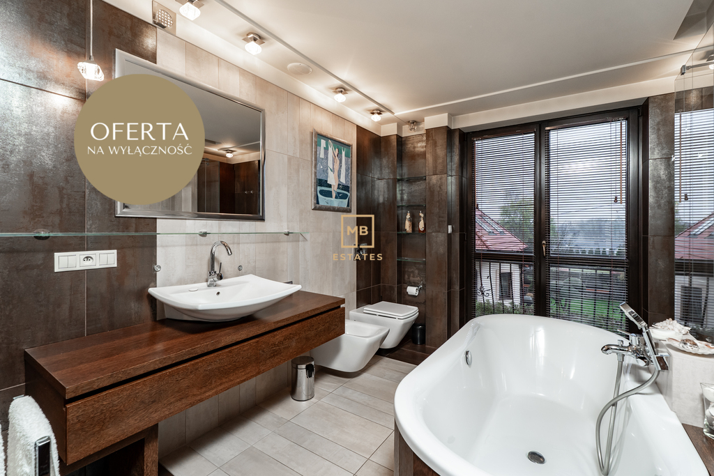 Dom wolnostojący na strzeżonym osiedlu.