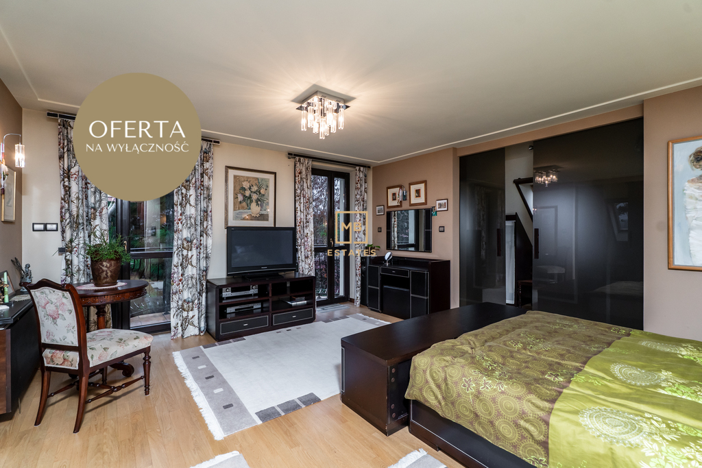 Dom wolnostojący na strzeżonym osiedlu.