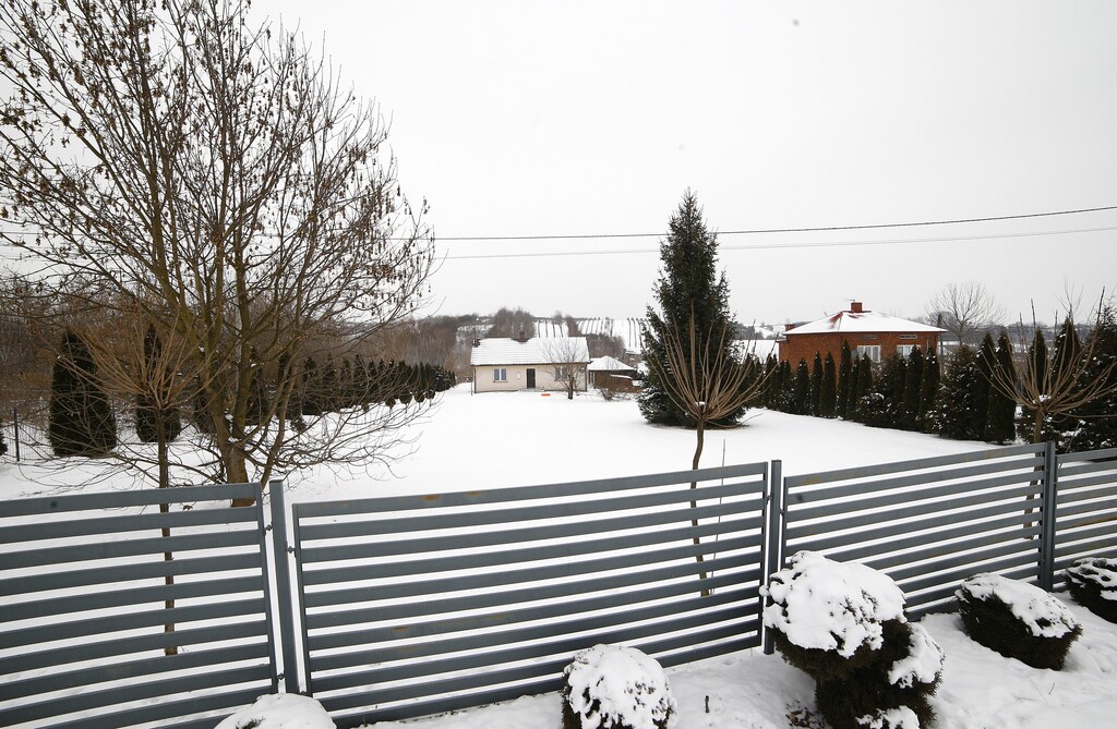 Wzgórza, cisza i ogień w kominku