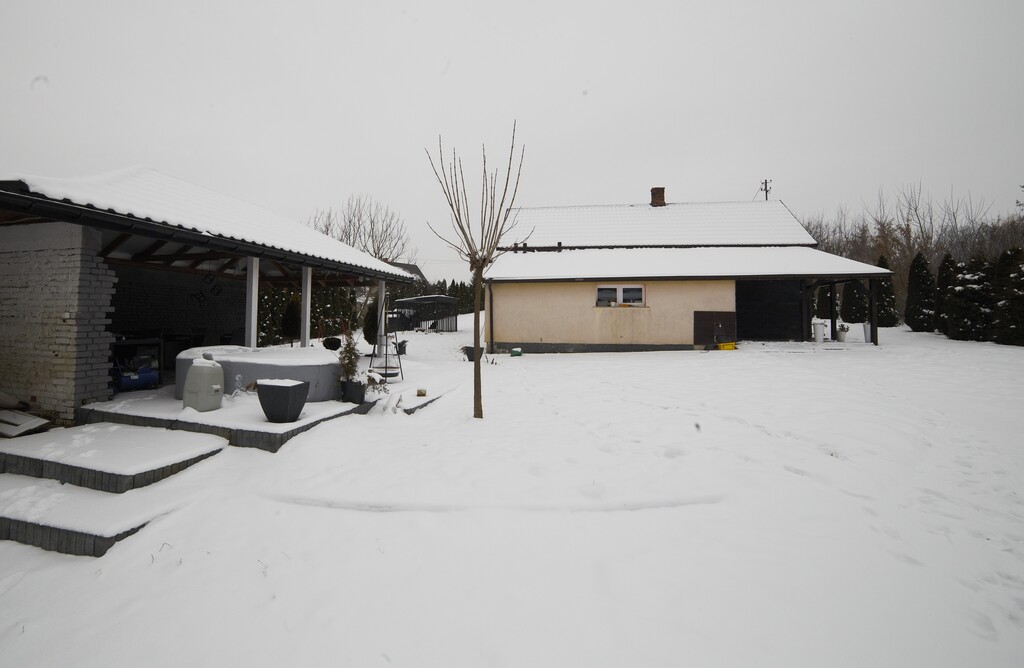 Wzgórza, cisza i ogień w kominku