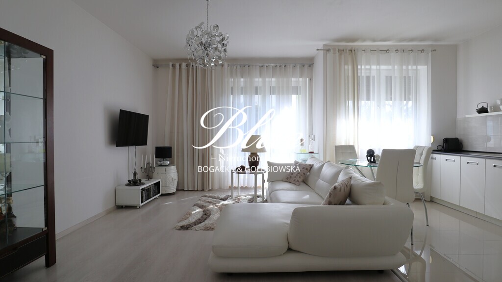 Słoneczne duże dwupokojowe mieszkanie z ogródkiem