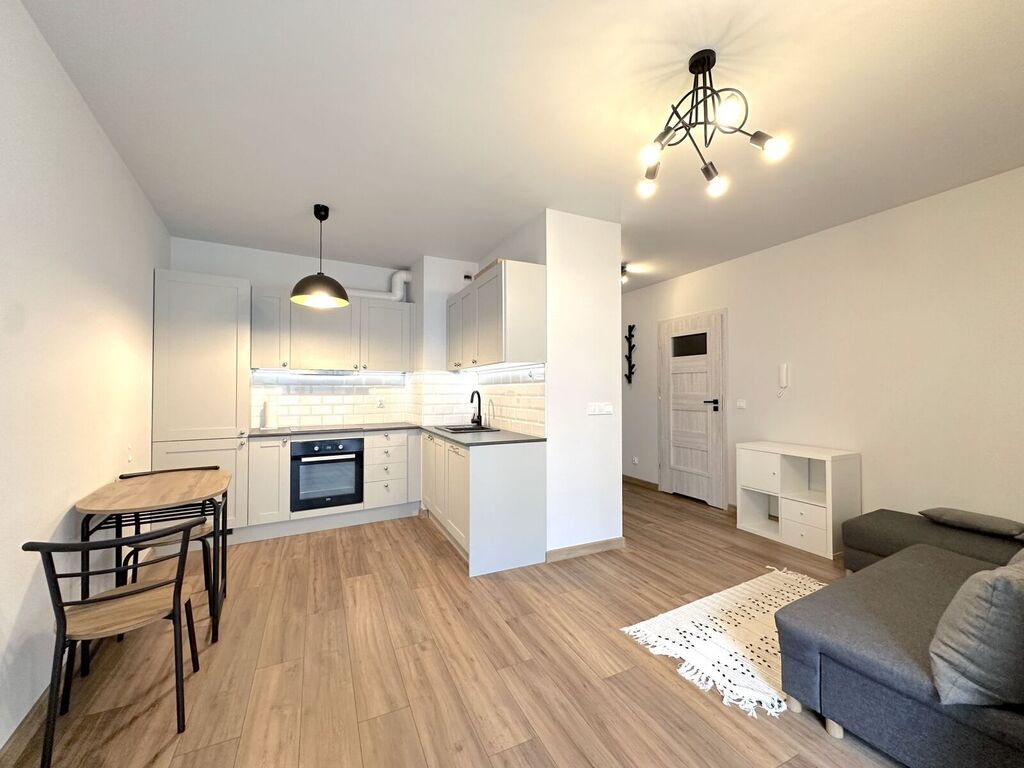 Między dworcem a Pl.Gruwaldzkim, 2km od rynku