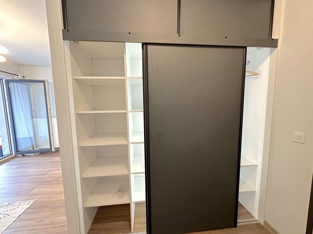 Między dworcem a Pl.Gruwaldzkim, 2km od rynku