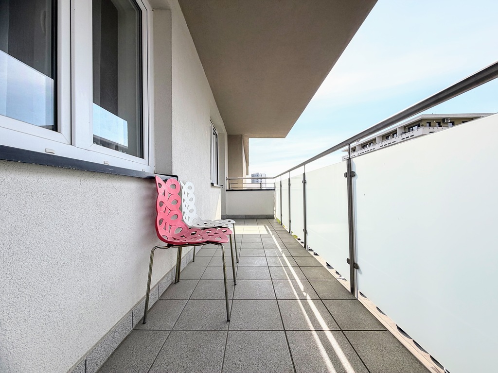 2 pokoje oddzielna kuchnia, balkon, kom. lok.