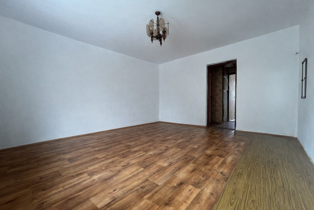 2 pok z aneksem/1 pok z widną kuchnią, piwnica 4m²