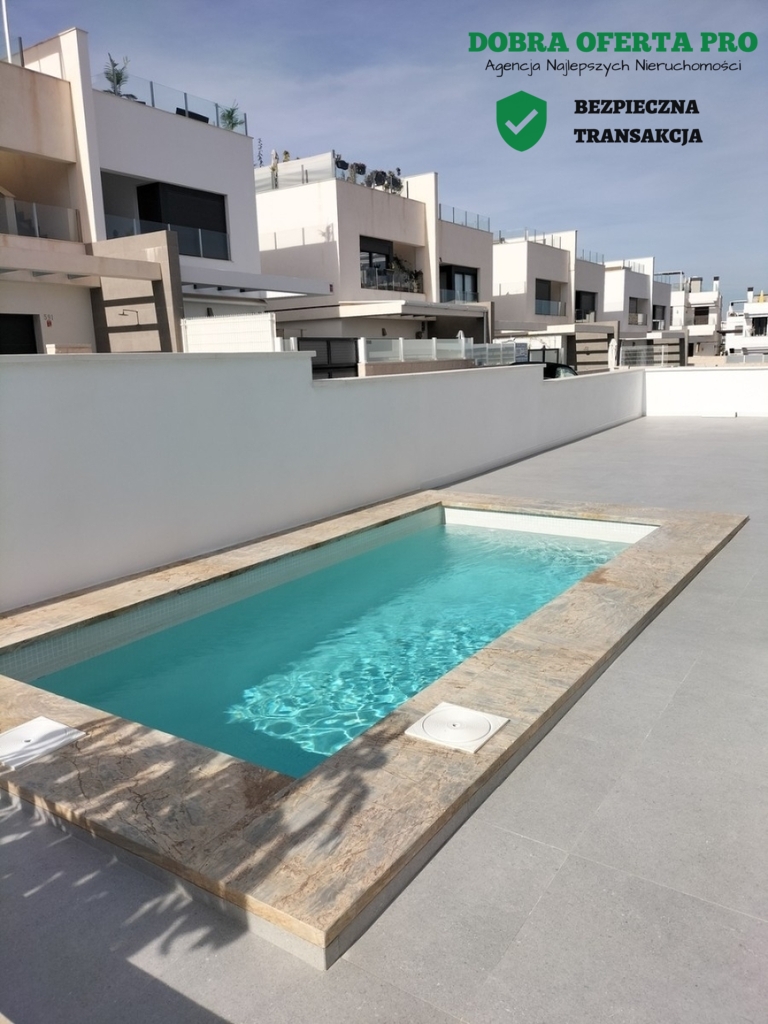 Ostani dom z prywatnym basenem i tarasem na dachu