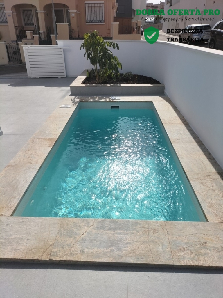 Ostani dom z prywatnym basenem i tarasem na dachu