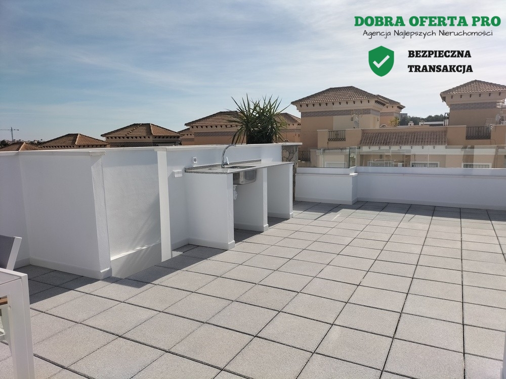 Ostani dom z prywatnym basenem i tarasem na dachu