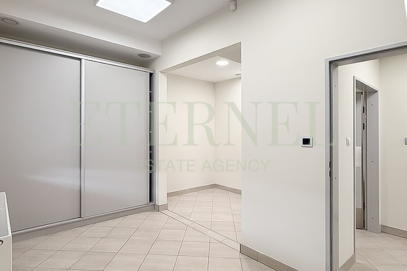 Lokal użytkowy 3-kondygnacyjny z parkingiem 247m2