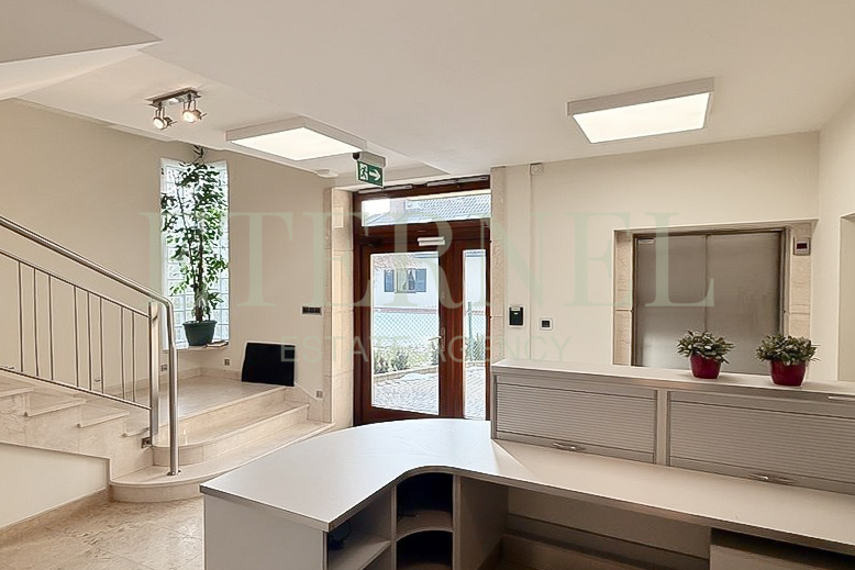 Lokal użytkowy 3-kondygnacyjny z parkingiem 247m2