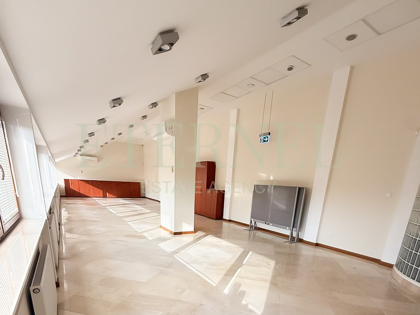 Lokal użytkowy 3-kondygnacyjny z parkingiem 247m2