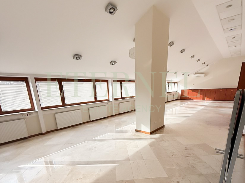 Lokal użytkowy 3-kondygnacyjny z parkingiem 247m2