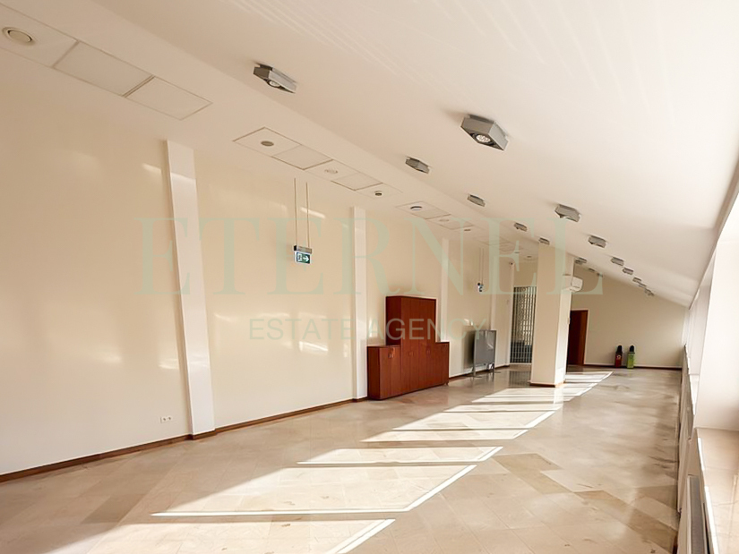 Lokal użytkowy 3-kondygnacyjny z parkingiem 247m2