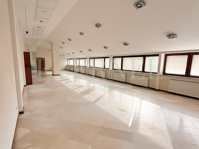 Lokal użytkowy 3-kondygnacyjny z parkingiem 247m2