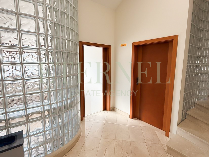 Lokal użytkowy 3-kondygnacyjny z parkingiem 247m2