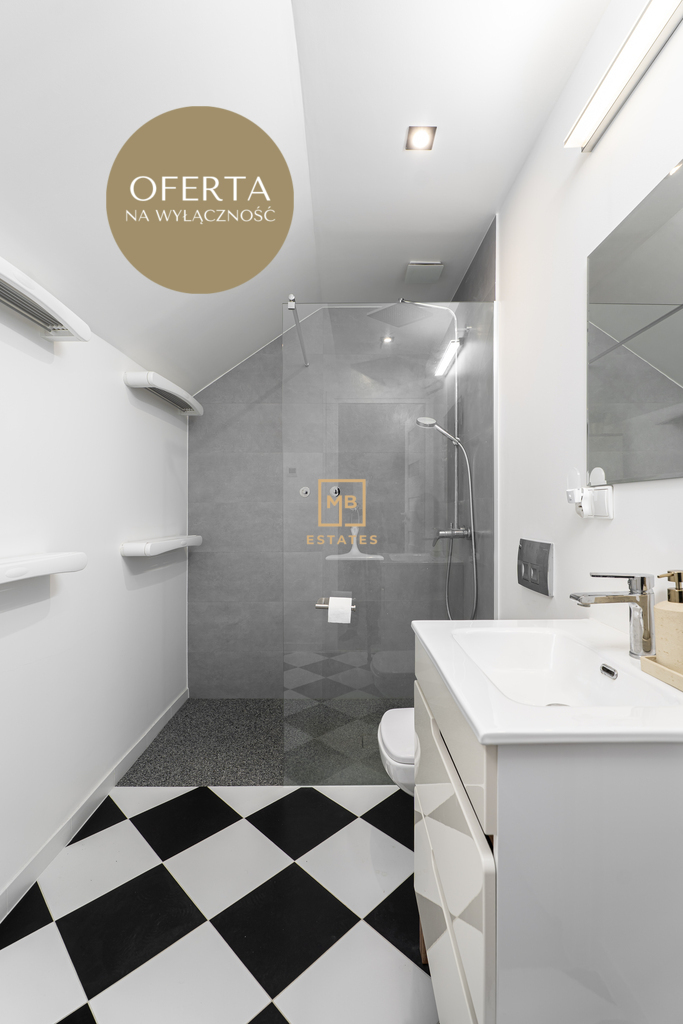 Nowoczesne trzypiętrowe mieszkanie | balkon