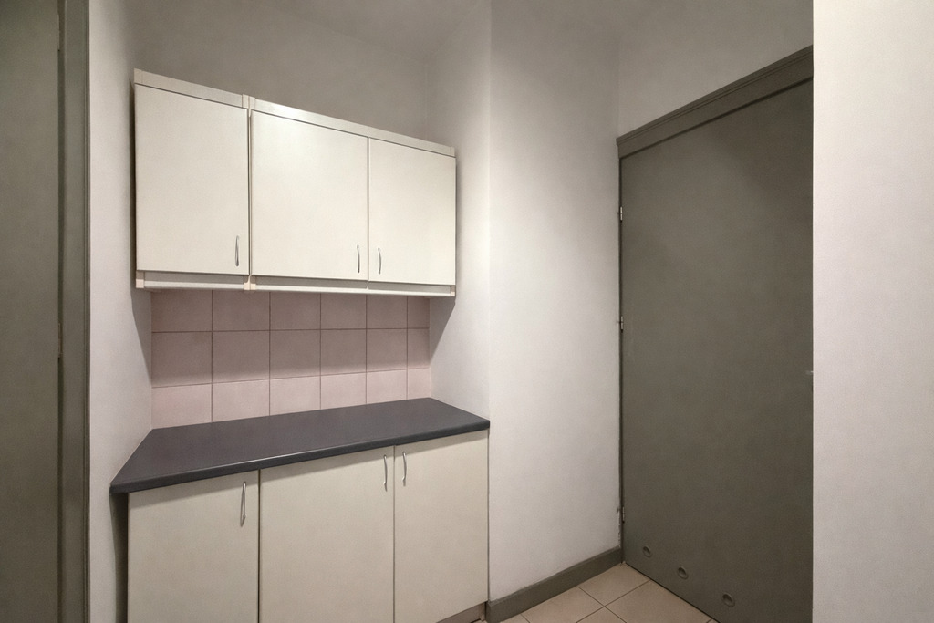 Lokal 12 m2 z własnym pokojem socjalnym, parter