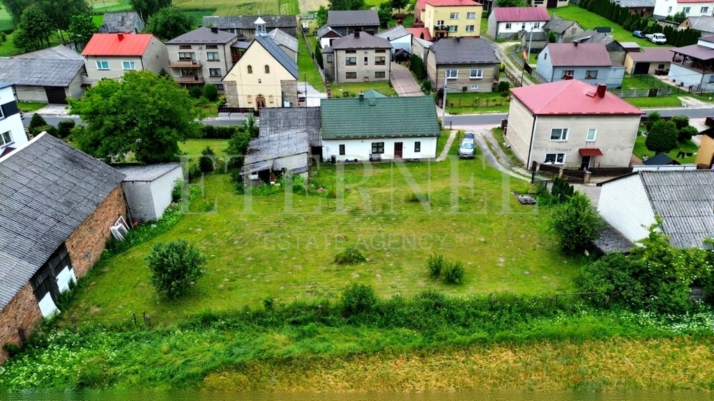Działka budowlana zabudowana 1490 m2