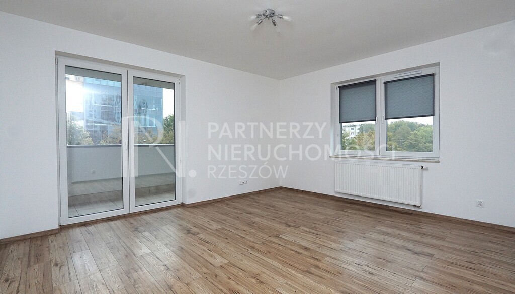2 Pok z Oddzielną Kuchnia i Garażem - Skyres