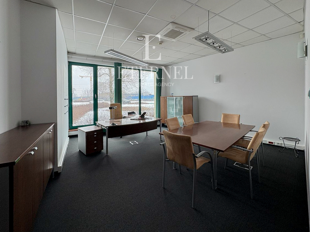 Obiekt biurowo-magazynowy 1 501 m2+działka 56 arów