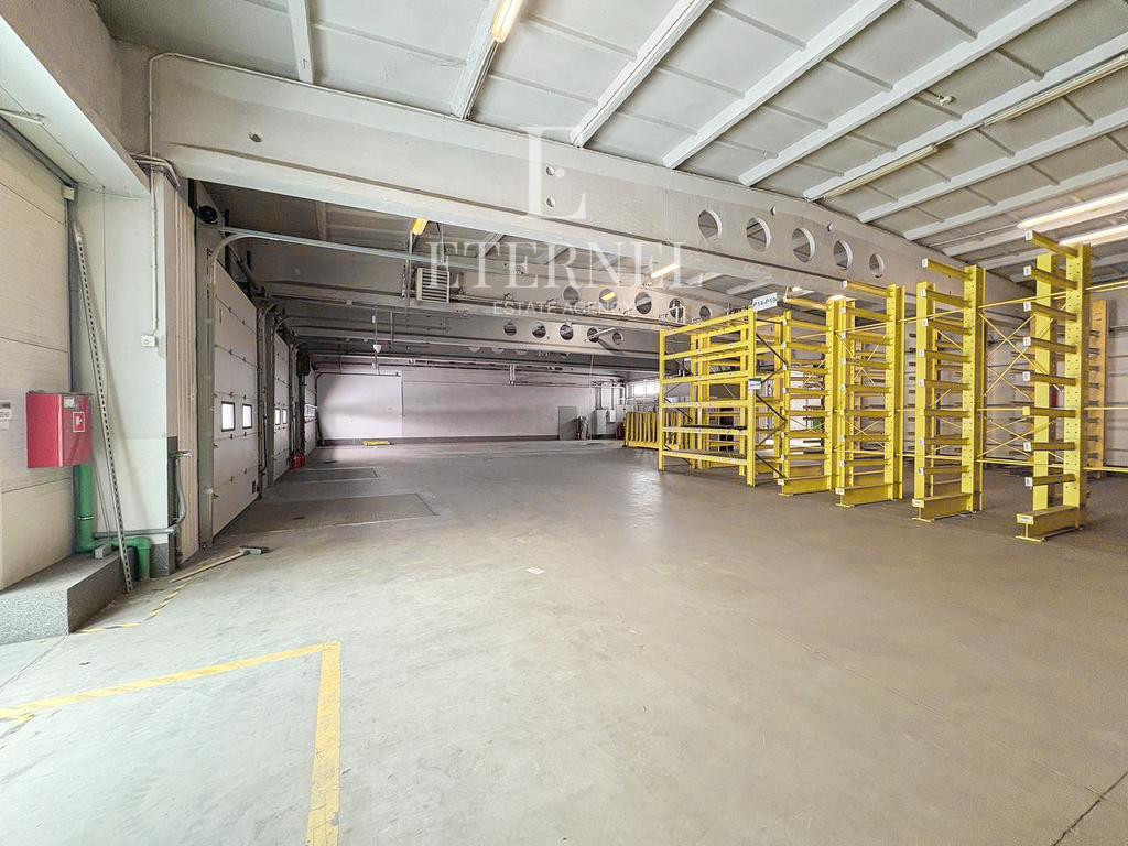 Obiekt biurowo-magazynowy 1 501 m2+działka 56 arów