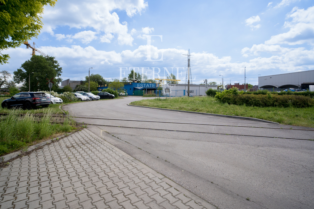 Obiekt biurowo-magazynowy 1 501 m2+działka 56 arów