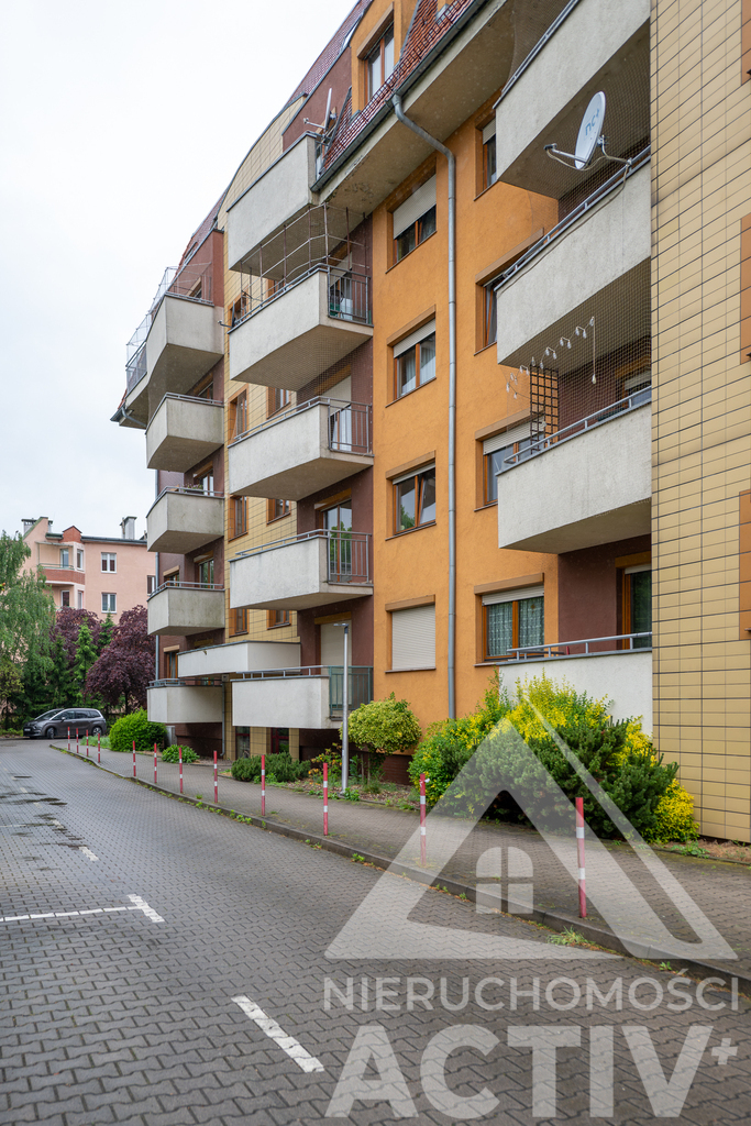 Do zamieszkania od zaraz. Duży balkon, m-ce parkingowe, piwnica.