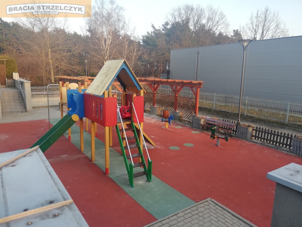 Obok lasu, z garażem, komórką i dwoma tarasami
