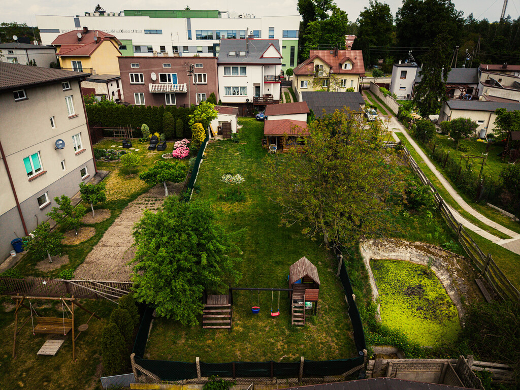 Zamieszkaj lub zarabiaj w centrum Brzezin!