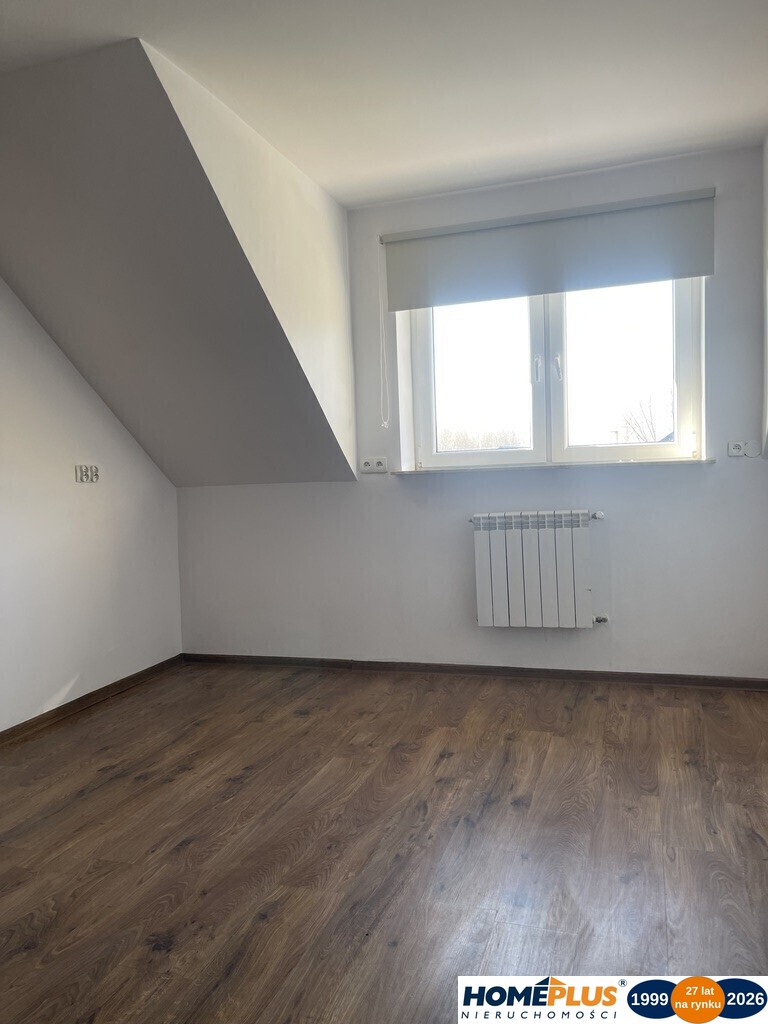 Dom wolnostojący, dwulokalowy z 2 garażami.