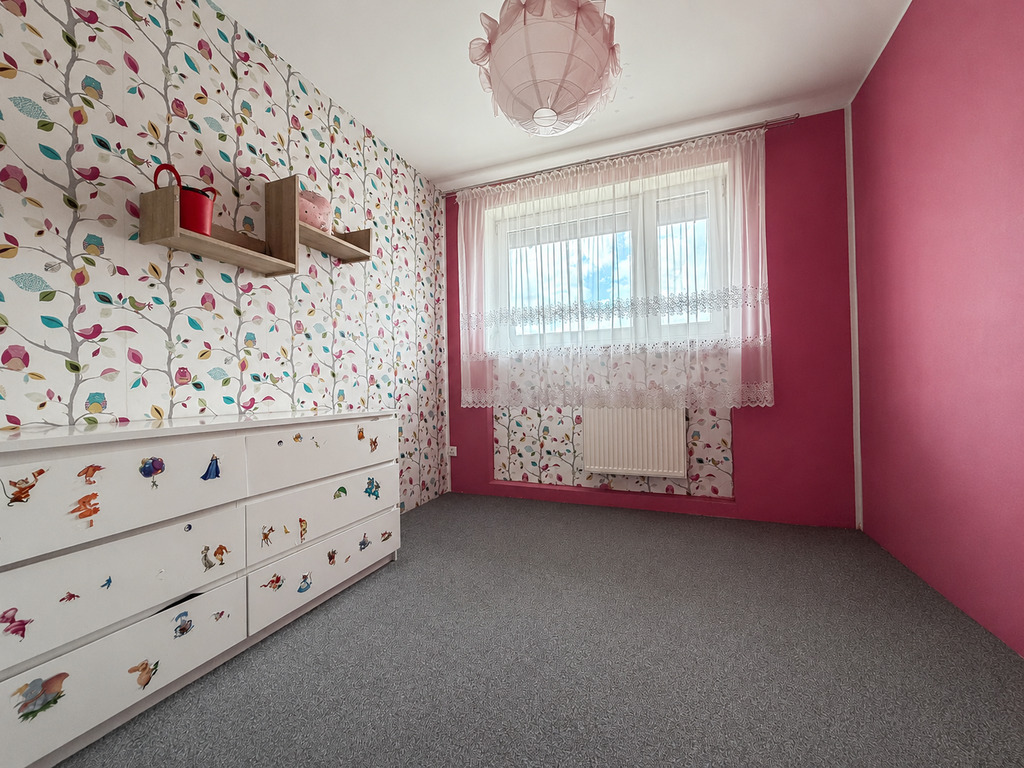Dom z garażem, ogrodem i panoramicznymi widokami