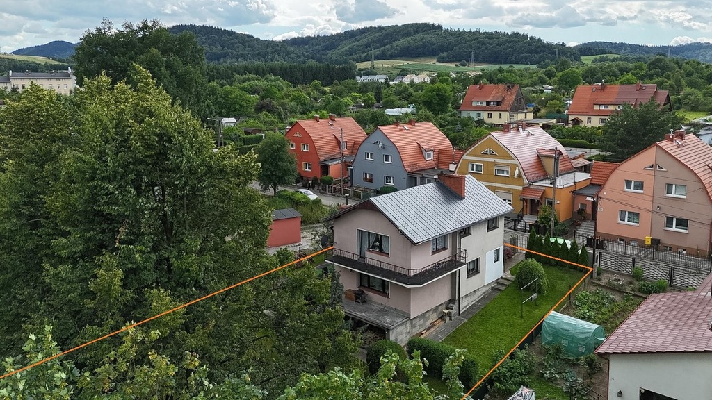 Dom z garażem, ogrodem i panoramicznymi widokami